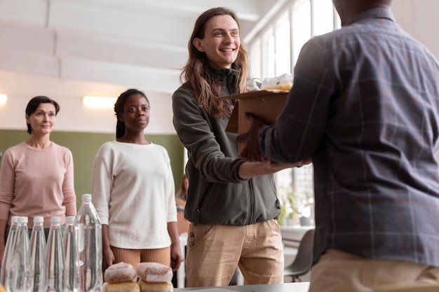 Entrega solidaria de bienes en Donavita