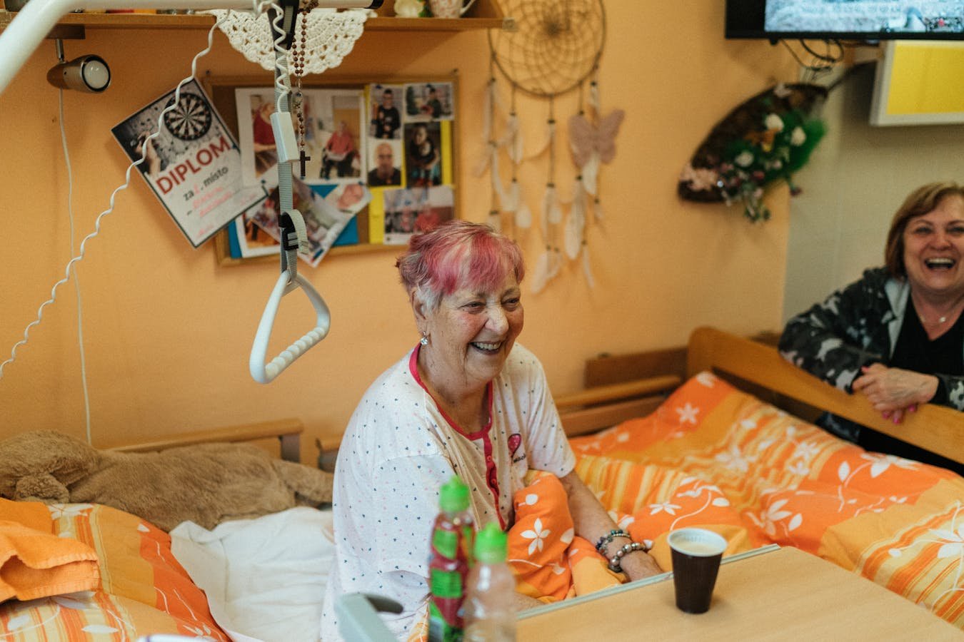 Mujer en cama hospitalaria sonriendo mientras comparte su historia